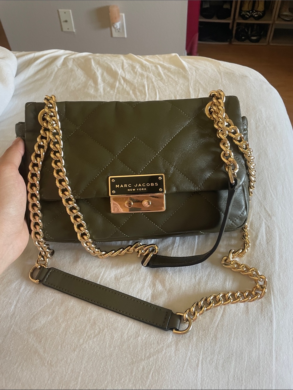 Marc Jacobs Olive green Quilted leather Shoulder Bag with Gold Chain like new